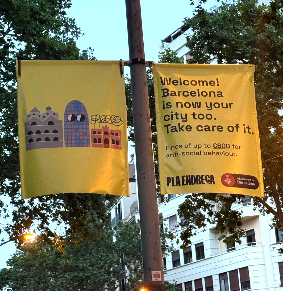 Poster Publicitario sobre normas de civismo difundidos por el Ajuntament de Barcelona, en las calles de Barcelona.