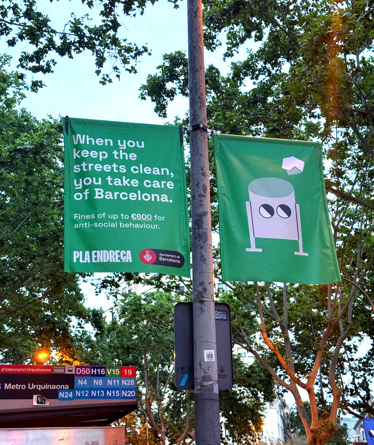 Poster Publicitario sobre normas de civismo difundidos por el Ajuntament de Barcelona, en las calles de Barcelona.