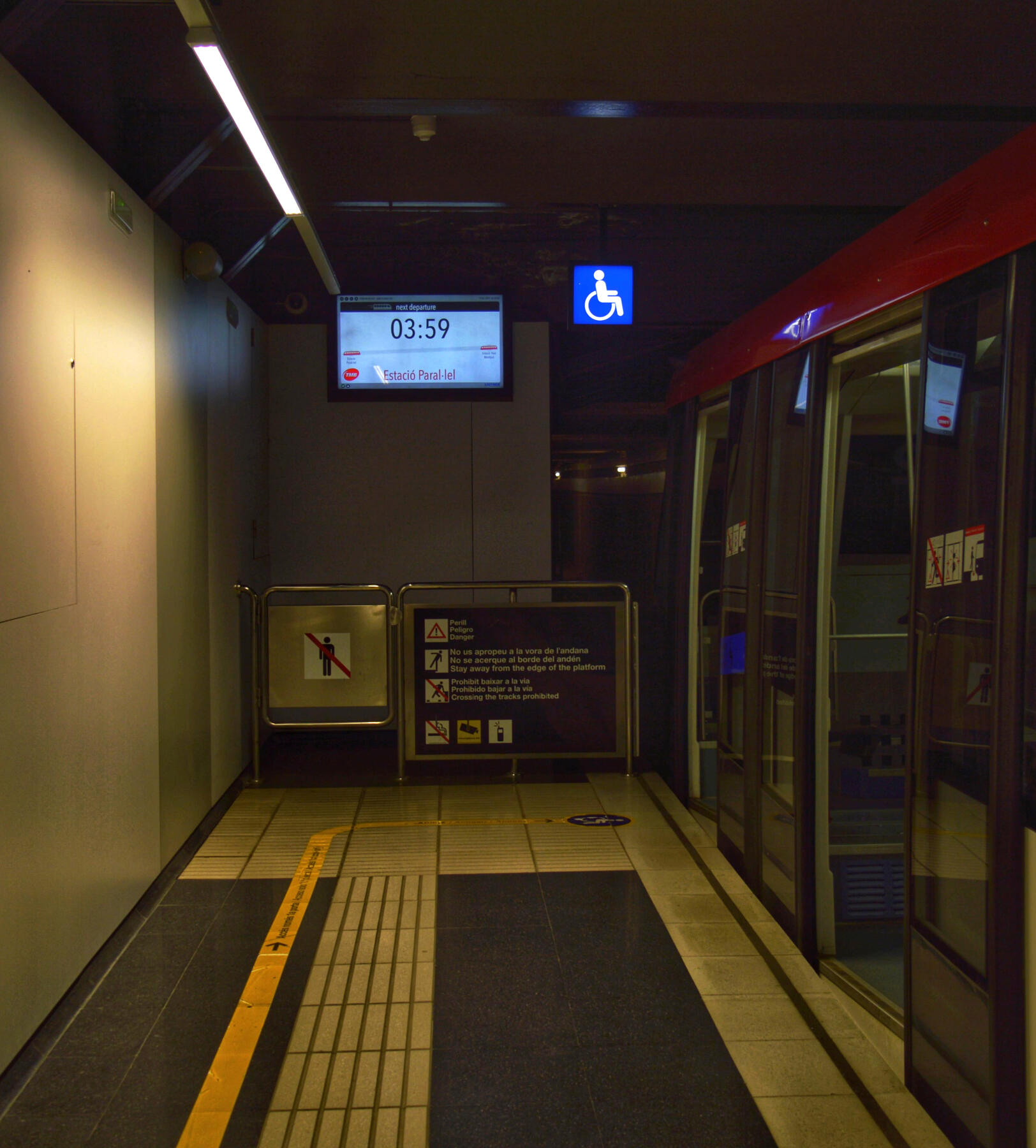 Señalización de acceso para personas con movilidad reducida en el Fonicular de Montjuic.
